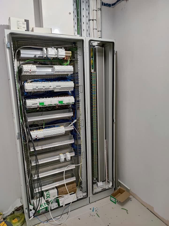 Πίνακας αυτοματισμού KNX υπό κατασκευή — τοποθέτηση υλικού ελέγχου και προγραμματισμός από KNX System Integrator.